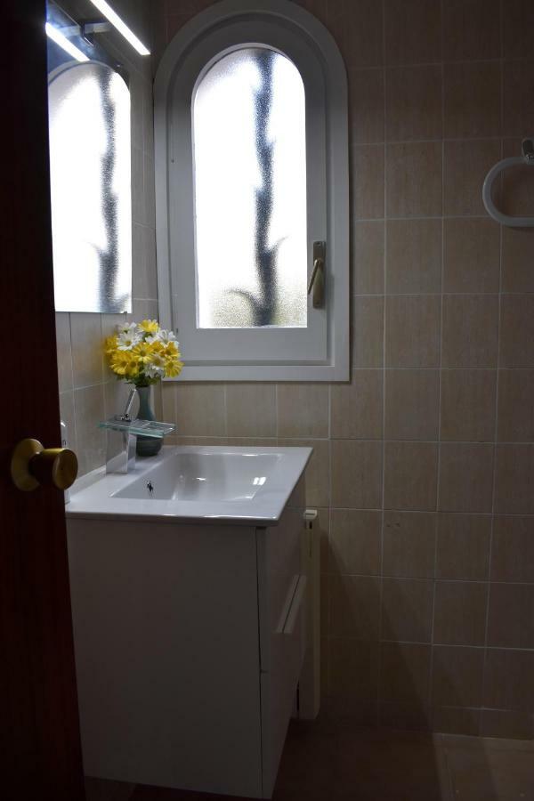 Magnolia, Habitacion Matrimonial Con Bano Uso Privado, En Casa Compartida Appartement Palafrugell Buitenkant foto